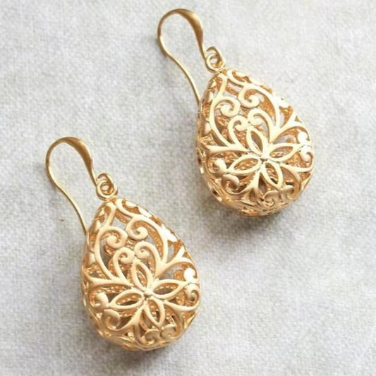 18K Metal Hollow Carved Vintage Fashionable Light Luxury Earrings